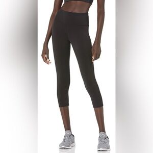 Amazon Essentials Women's Performance Mid-Rise Capri Active Legging